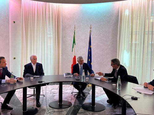 Landeshauptmann Kompatscher (rechts), Sportminister Abodi (Mitte) e CONI-Präsident Malagò (links) beim Gespräch zu den Durchführungsbestimmungen für den Sport. (Foto: LPA)