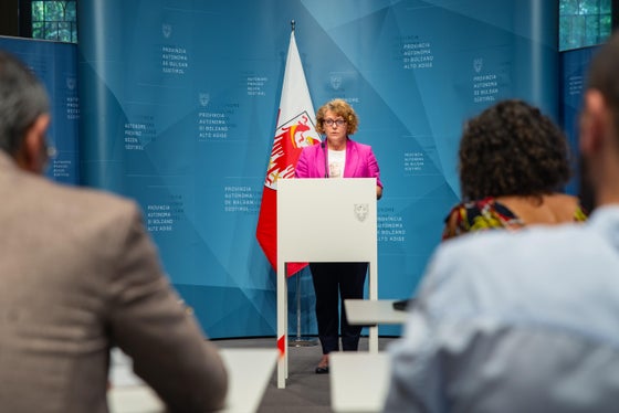 Landesrätin Rosmarie Pamer hat die Änderungen der Leistungsstandards des Sozialwesens im Rahmen der Pressekonferenz im Anschluss an die Landesregierungssitzung vorgestellt. (Foto: LPA/Greta Stuefer)
