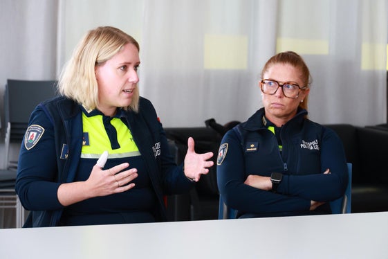 Lisa Innerbichler, die Kommandantin der Ortspolizei Bruneck und Verena Lercher, die Leiterin der Dienststelle Verkehrspolizei, im Gespräch mit Landesrätin Ulli Mair. (Foto: LPA/Lukas Forer)