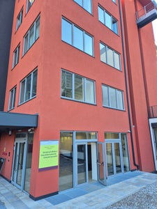 Das neue Gemeinschaftshaus Bruneck öffnet am 28. Oktober seine Türen für Patientinnen und Patienten. Es ist rund um die Uhr geöffnet und bietet viele Dienste rund um Pflege und Vorsorge sowie ein Ambulatorium für kleine Dringlichkeiten. Offiziell eröffnet wird das Gemeinschaftshaus, das eine zentrale Rolle in der wohnortnahen Gesundheitsversorgung im Gesundheitsbezirk Bruneck spielt, am 23. November. (Foto: LPA/ Gesundheitsbezirk Bruneck)