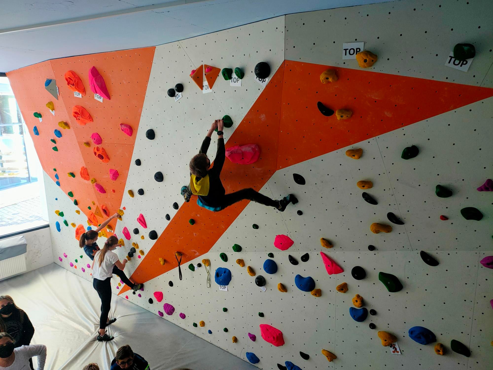 Passa 140 mitans y mituns dla scora mesana da La Ila á tut pert ai Dis dla sanité organisá dal Referat Educaziun dl'Intendënza ladina. (Foto: USP/Intendënza y Cultura ladina)