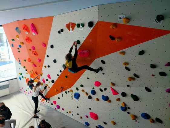 Passa 140 mitans y mituns dla scora mesana da La Ila á tut pert ai Dis dla sanité organisá dal Referat Educaziun dl'Intendënza ladina. (Foto: USP/Intendënza y Cultura ladina)