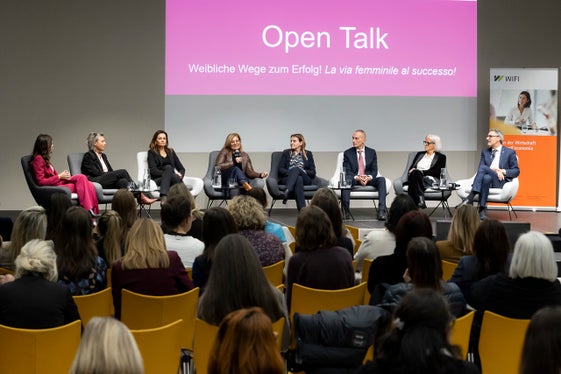 Der Abend wurde mit einem Open Talk (moderiert von Nicole Abler, links im Bild) abgeschlossen, bei dem WOBI-Präsidentin&nbsp;Francesca Tosolini (Dritte von links), SASA-Verwaltungsrätin&nbsp;Christine Gasser (Vierte von links)&nbsp;und&nbsp;Vera Nicolussi (Zweite von links)&nbsp;vom Netzwerk SHE Builds mit Landeshauptmann Kompatscher (ganz rechts), dem Vizegeneralsekretär der Handelskammer Bozen,&nbsp;Luca Filippi (Dritter von rechts) sowie Ulrike Oberhammer (Vierte von rechts) und Nadia Mazzardis (Zweite von rechts) über die Vorteile einer ausgeglichenen Besetzung von Entscheidungsgremien diskutierten.
