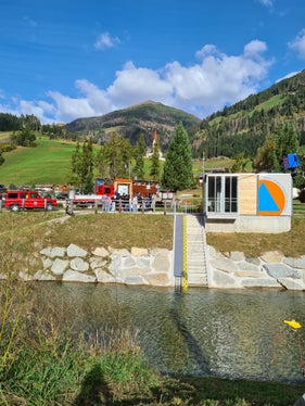 Hochwasser in Innichen: Zum Rahmenprogramm gehört auch ein Projekt mit den dritten Klassen der Mittelschule Innichen, denen ein Mitarbeiter des Landesamtes für Hydrologie und Stauanlagen die Funktion der Pegelmessstelle in Winnebach erläutert hat. (Foto: LPA/Landesamt für Hydrologie und Stauanlagen in der Agentur für Bevölkerungsschutz)