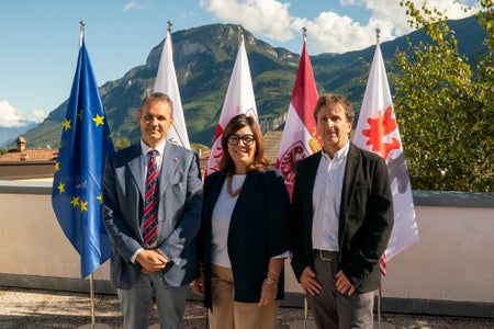 À prejentà i details dla Borsa di mestieres dl’Euregio: da man ciancia, l diretëur de Repartizion dl Servisc dl Marcià dl Lëur ASM de Südtirol Stefan Luther, la diretëura generela dl’Agentura dl Lëur dl Trentin Stefania Terlizzi y l diretëur de Repartizion dl Servisc per Mprejes tl ASM Tirol Martin Pichler. (Foto: USP/Daniel von Johnston)