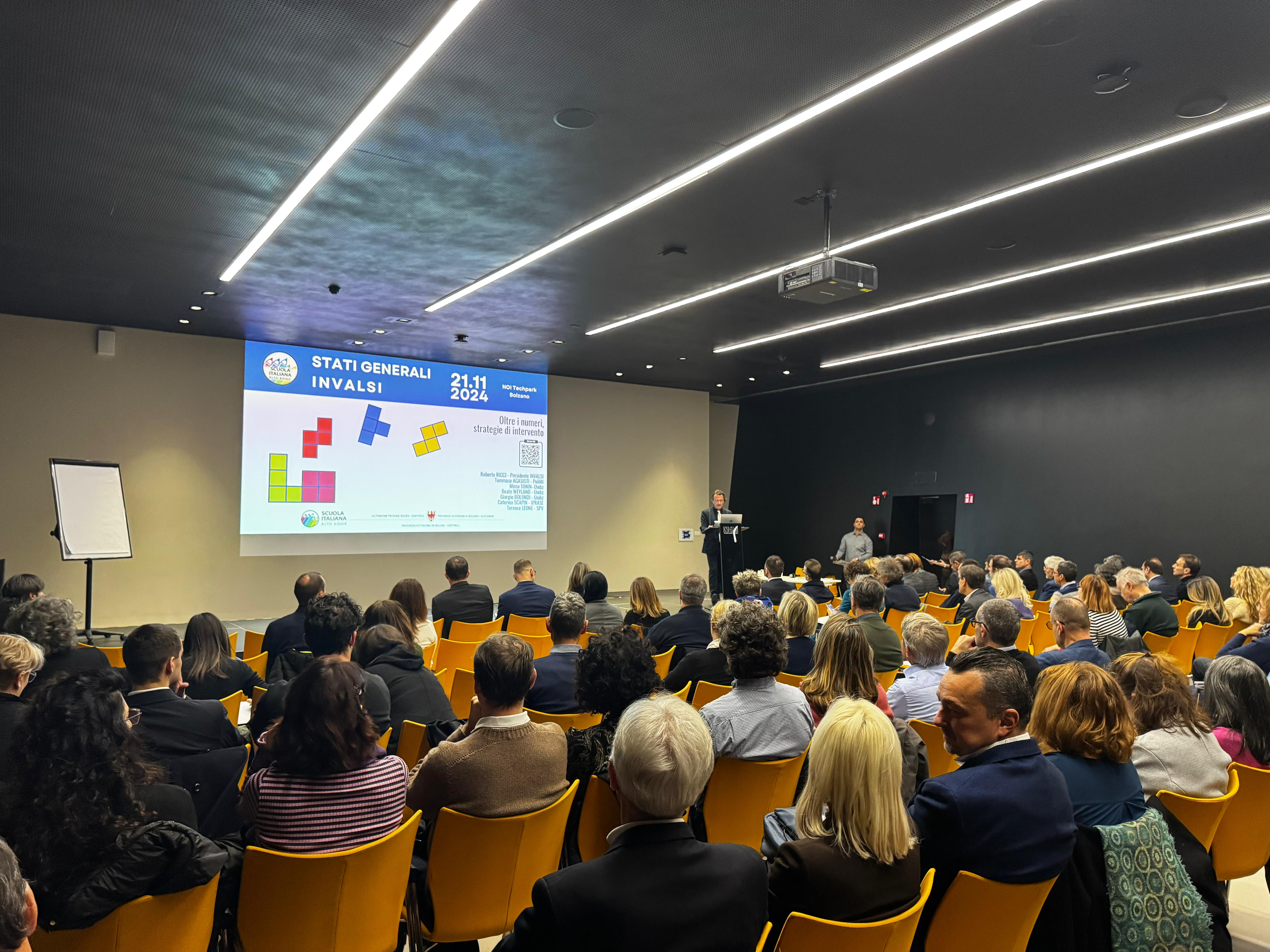 Folta platea oggi al NOI Techpark per gli Stati generali Invalsi, organizzati dalla scuola italiana dell'Alto Adige. (Foto: USP/Luca Vaccarino)