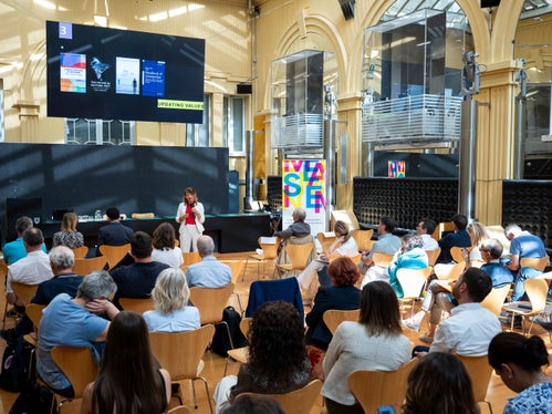 Un tema attuale e accattivante, “Leadership del cambiamento: il futuro come ambito di azione” per l’ultimo Forum delle dirigenti e dei dirigenti della Provincia autonoma di Bolzano, andato in scena nel cortile interno di Palazzo Widmann lo scorso 28 maggio. (Foto: USP/Fabio Brucculeri)