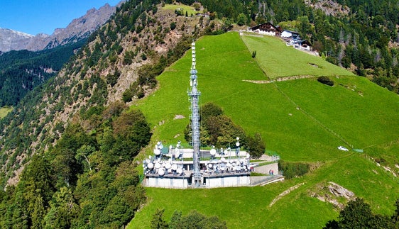 L'impianto di trasmissione Muta sopra Merano è stata al centro della visita dei rappresentanti della RAS insieme alle organizzazioni partner Bayerische Medien Technik (BMT) e Bayern Digital Radio (BDR) . (Foto: RAS)