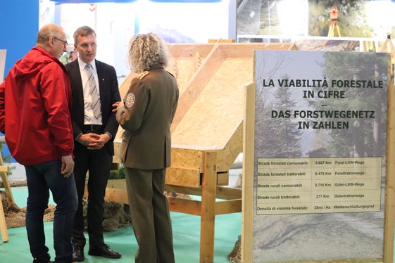 Forstwirtschaftslandesrat Luis Walcher (Bildmitte) hat sich am Stand der Forstabteilung auf der Civil Protect informiert. (Foto: LPA/Maja Clara)