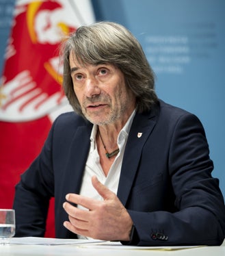 Insgesamt sorgen wir dafür, dass Menschen mit chronischen Erkrankungen schneller und einfacher die medizinische Fußpflege erhalten, die sie brauchen, betont Gesundheitslandesrat Hubert Messner. (Foto: LPA/Fabio Brucculeri)