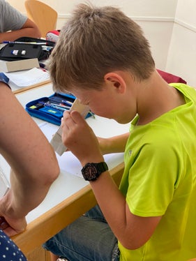 Jakob mit seinem selbstgebautem Kaleidoskop (Foto: LPA/Magdalena Tschöll)