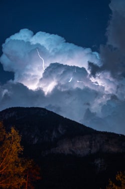 2700 Blitze wurden registriert, während gestern Abend eine Gewitterfront mit Starkregen, Hagel und Sturmböen Südtirol überquert hat. (Foto: Florian Mair, Terlan)