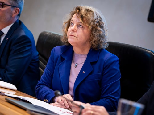 “Le persone con esigenze di assistenza dovrebbero poter rimanere il più a lungo possibile nel loro ambiente familiare, per questo abbiamo rafforzato i centri e i servizi di assistenza diurni, con l’intento di aiutare a conciliare lavoro e vita familiare”, spiega l’assessora alla Coesione sociale, Rosmarie Pamer. (Foto: USP/Fabio Brucculeri)