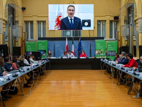 Landeshauptmann Arno Kompatscher, der dem Begleitausschuss vorsitzt, eröffnete das Treffen mit einer Videobotschaft. (Foto: LPA/Fabio Brucculeri)