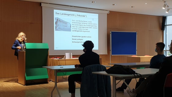 Das Angebot Recht und Wirtschaft hat Ingrid Gartner für die Vereinigung Südtiroler Freiberufler organisiert. (Foto: LPA/Pädagogische Abteilung)