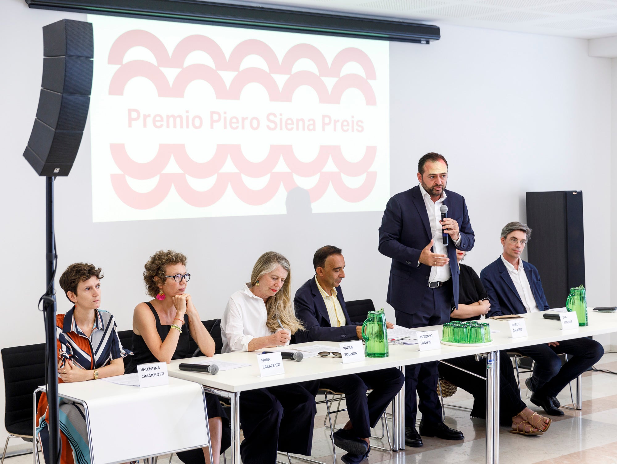 Verleihung des Piero-Siena-Preises im Kulturzentrum Trevi in Bozen mit Landesrat Marco Galateo (stehend) (Foto: LPA/Tiberio Sorvillo)