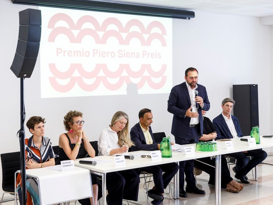 Verleihung des Piero-Siena-Preises im Kulturzentrum Trevi in Bozen mit Landesrat Marco Galateo (stehend) (Foto: LPA/Tiberio Sorvillo)