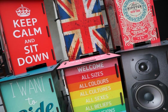 Hocker für gute Leseförderung: Die Preise (im Bild) für die besten Leseförderungsideen wurden im Rahmen des Bibliotheksform auf Schloss Maretsch in Bozen verliehen. (Foto: LPA/Amt für Bibliotheken und Lesen)