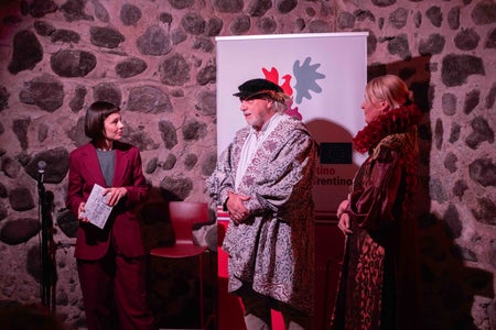 Trasportati nel mondo di Claudia de’ Medici di 400 anni fa: (da sinistra) la moderatrice Elisa Tappeiner, l'illustratore Alessio Nalesini e la scrittrice Sabina Mair. (Foto: USP/Jacopo Coen)   