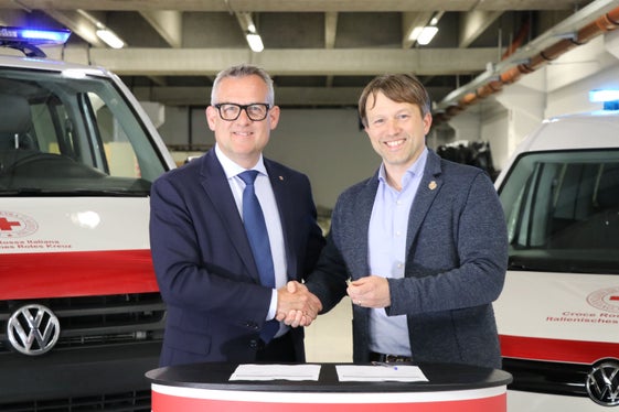 Landesrat Christian Bianchi (links) und der Präsident des Landeskomitees des Italienischen Roten Kreuzes Manuel Pallua besiegeln die Gebäudeübergabe mit einem Handschlag. (Foto: LPA/Ressort für Hochbau, Valorisierung des Vermögens, Grundbuch und Kataster)