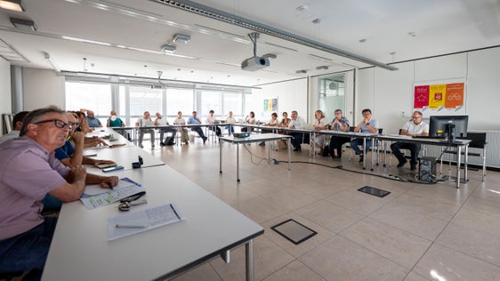 Vertretungen der Sozialpartner diskutierten am 5. August mit Landeshauptmann Arno Kompatscher, Soziallandesrätin Rosmarie Pamer, Ressortdirektorin Michela Morandini, ASWE-Direktor Eugenio Bizzotto und Sozialabteilungsdirektorin Michela Trentini über nötige Anpassungen der Unterstützungsleistung für über 65-Jährige. Die Änderungen sollen ab 2027 zur Anwendung kommen. (Foto: LPA/Fabio Brucculeri)