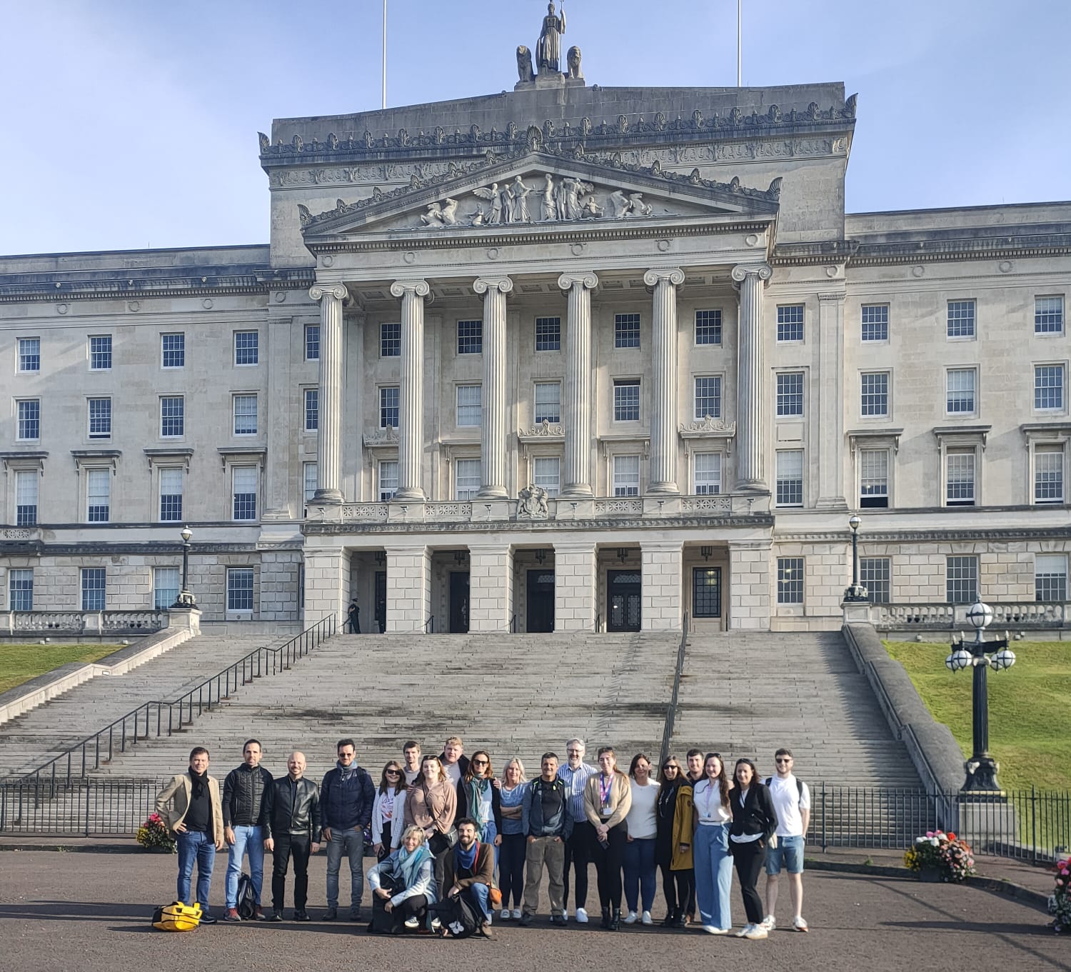 Foto di gruppo delle delegazione di giovani altoatesini davanti alla sede del Parlamento nordirlandese a Belfast. (Foto: USP/Ufficio servizio giovani/Konrad Pamer)