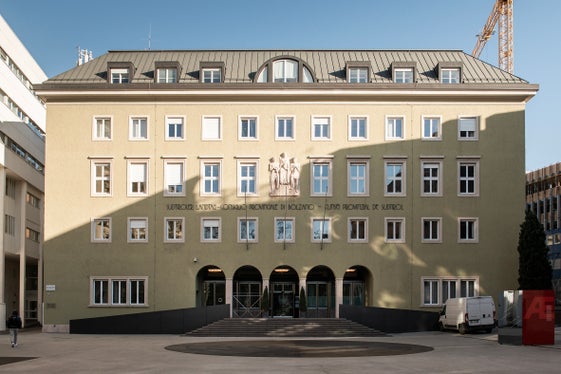 Dopo il bilancio tecnico dell'autunno 2023, il Consiglio provinciale (nella foto la sede di piazza Magnago) ha approvato la legge di variazione al bilancio di previsione per il 2024. Ciò ha permesso di tenere pienamente conto delle imposte e delle entrate del 2023. (Foto: ASP)