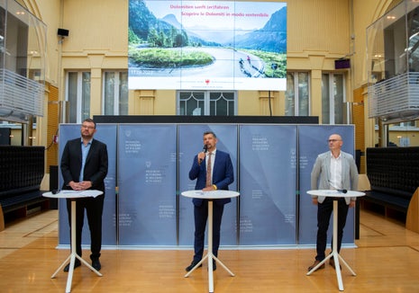 La conferenza stampa: da sinistra Hansi Pichler (IDM), l'assessore Daniel Alfreider e il sindaco di Funes Peter Pernthaler (Foto ASP/Fabio Brucculeri)
