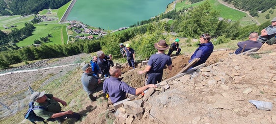 Mitarbeiter des Landesamtes für Wildbach- und Lawinenverbauung West beim Gegenbesuch durch Mitarbeiter des Forstinspektorates Meran auf der Baustelle der Lawinenverbauung Hochegg in Vernagt, wo die Arbeiten kurz vor dem Abschluss stehen. (Foto: LPA/Forstinspektorat Meran)