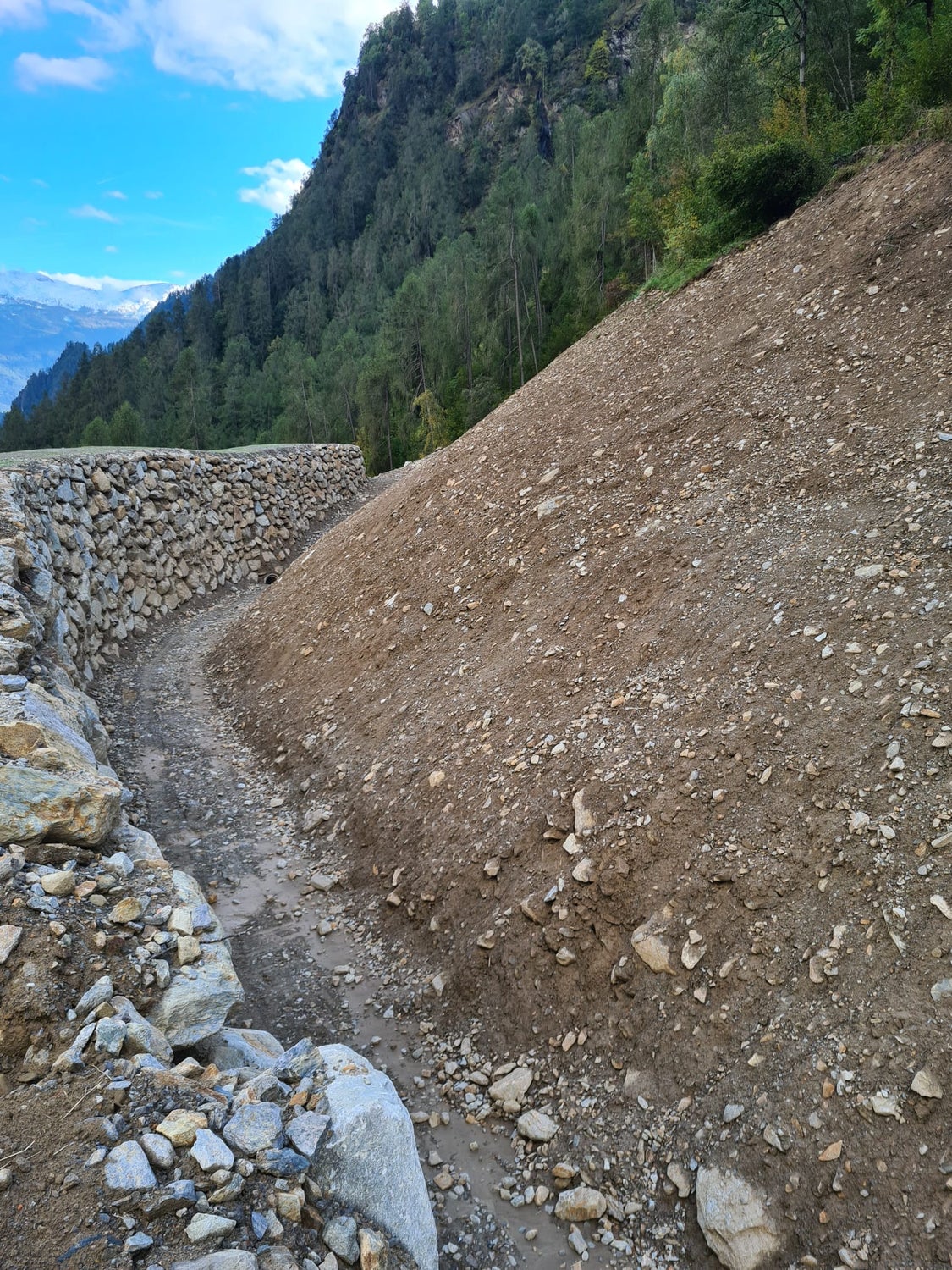 In estate è stato necessario chiudere la strada provinciale della Val Senales, poiché diversi massi di grandi dimensioni erano caduti sulla carreggiata. Nel frattempo, la Provincia ha costruito due barriere per una lunghezza totale di circa 400 metri. (Foto: Ripartizione Servizio Strade)