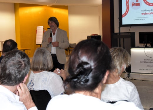 “La collaborazione interdisciplinare è la chiave per un'assistenza sanitaria efficiente e accessibile in futuro”, ha sottolineato l'assessore provinciale alla Prevenzione sanitaria e salute Hubert Messner durante il colloquio con i dirigenti e i collaboratori dell'Ospedale di Bolzano. (Foto: USP/Angelika Schrott)