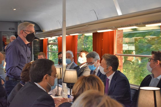 Besprechung von Bahnprojekten mit dem Koordinator für den europäischen ScanMed Korridor Pat Cox (stehend) im Konferenzraum des CEE. (Foto: LPA/Angelika Schrott)