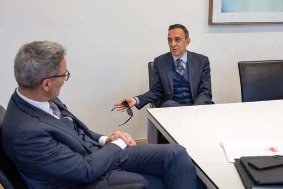 Antonio Lampis dialoga con il presidente Arno Kompatscher. Nella corso della sua lunga carriera, il dirigente provinciale ha servito ben quattro diversi assessori: Luigi Cigolla, Christian Tommasini, Giuliano Vettorato e Marco Galateo. (Foto: USP/Silvia Obwexer)