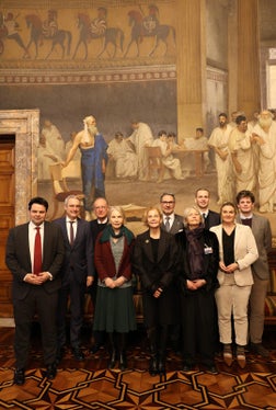 Sie nahmen an dem Gedenken für den verstorbenen Altsenator Roland Ritz im Senat teil (von links): Senator Meinhard Durnwalder, Kammerabgeordneter Dieter Steger,  Schwiegersohn Alois Lageder, Senatorin Julia Unterberger, Tochter Veronika Riz, Landeshauptmann Arno Kompatscher, Tochter Isabella Riz, Enkel Urban von Zieglauer, Kammerabgeordnete Renate Gebhard und Enkel Gregor von Zieglauer. (Foto: LPA)