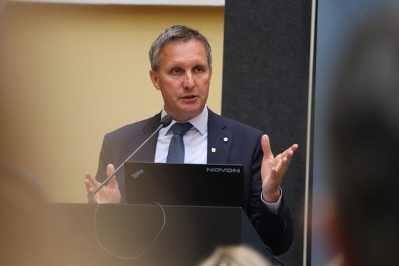 “Il Servizio forestale negli ultimi anni si è fortemente trasformato ed evoluto. I compiti diventano sempre più variegati e complessi. Diventa quindi ancora più fondamentale rafforzare i nostri collaboratori e le nostre collaboratrici, offrendo loro la necessaria libertà d'azione per il lavoro sul territorio”, ha sottolineato l'assessore Luis Walcher, ringraziando il personale per l'impegno. (USP/Maja Clara)