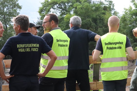 Landeshauptmann Kompatscher beim Lokalaugenschein mit Mitarbeitern der Berufsfeuerwehr und der Wildbachverbauung. (Foto: LPA/Maja Clara)