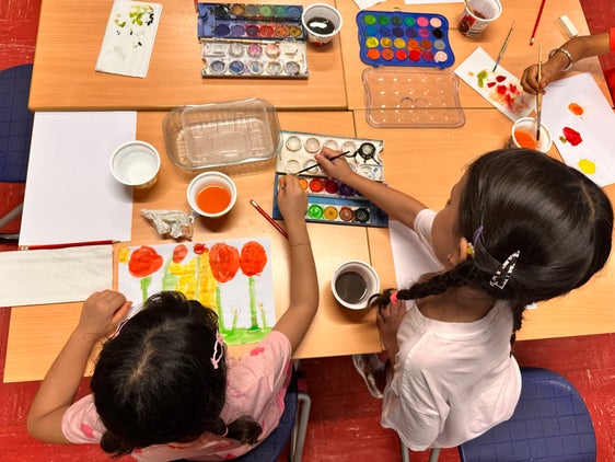 Die Sommerkurse der Sprachenzentren unterstützen Schülerinnen und Schüler mit Migrationsgeschichte dabei, ihre Sprachkenntnisse gezielt zu erweitern und gestärkt in das neue Schuljahr zu starten. (Foto: LPA/Pädagogische Abteilung/Deutsche Bildungsdirektion/Landesamt für Beratung/Fabio Casati)