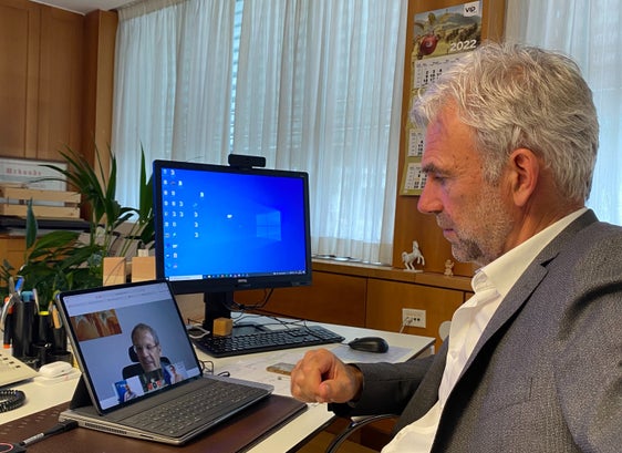 L'assessore provinciale all'Agricoltura Arnold Schuler nel corso della videoconferenza (Foto: ASP/Noemi Prinoth)