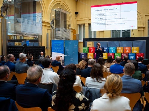 Il presidente della Provincia Arno Kompatscher ha sottolineato che l'impatto ecologico e sociale delle attività economiche deve essere incluso nel bilancio di un'impresa. (Foto: ASP/Fabio Brucculeri)