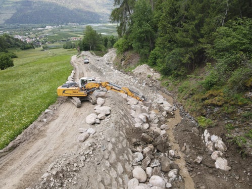 Baustelle des Landesamtes für Wildbach- und Lawinenverbauung West im Zirmbach in Prad am Stilser Joch: Die derzeit bestehende Ufersicherung aus Steinwurf wird abgetragen und durch eine Zyklopenmauer ersetzt. (Foto: LPA/G.News)