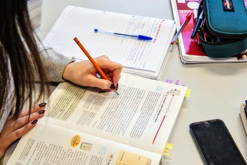 Alunni e alunne che per motivi di studio sono ospitati in una casa o in un alloggio privato al di fuori della famiglia possono richiedere una borsa di studio online fino al 15 maggio alle ore 12. (Foto: USP/Peter Daldos)