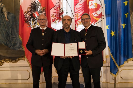 Mit der Verdienstkreuz des Landes Tirol von den Landeshauptleuten Anton Mattle (links) und Arno Kompatscher (rechts) ausgezeichnet: Dr. Antonio Visentini (Mitte) aus Deutschnofen. (Foto: Land Tirol/Sedlak)  