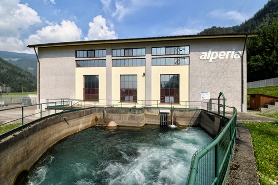 L'11 settembre la Giunta provinciale ha stabilito la ripartizione dei fondi ambientali derivanti dalla gestione dell'impianto idroelettrico di Sarentino. Complessivamente, dal 2026 al 2028 saranno disponibili 1,85 milioni di euro per misure di miglioramento ambientale. (Foto: Alperia)
