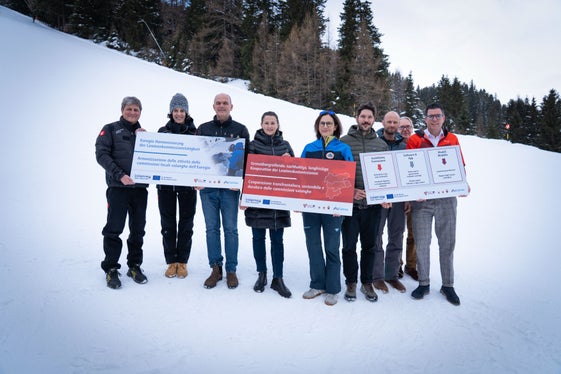 Foto di gruppo dei partecipanti a Cairos: (da sinistra) Mauro Gaddo (direttore dell'Ufficio previsioni e pianificazione, Trentino), Alice Gasperi, Stefano Fait, l'assessora tirolese Astrid Mair, Michela Munari, Jakob Schwarz, Michael Winkler, Harald Riedl (commissioni valanghe del Land Tirolo), Matthias Fink (segretario generale Euregio) (Foto: Land Tirolo/Hörmann)