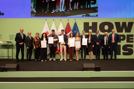 Vincitori del Premio Giovani Ricercatori: (da sinistra) il presidente Anton Mattle (Tirolo), Michl Ebner (Camera di commercio di Bolzano), Ulrike Tappeiner (presidente della giuria), Margherita Mele (2° posto, categoria 2), Moritz Ploner (1/2), Philipp Jaufenthaler (1° posto, categoria 1), Anna Bertani (2/1), Ece Naz Tatar (3/1), Alexander Sietmann (3/2), Barbara Thaler (Camera di commercio del Tirolo), il presidente Arno Kompatscher (Alto Adige), il presidente del Consiglio provinciale Claudio Soini (Trentino) e Andrea De Zordo (Camera di commercio di Trento). (Foto: Land Tirol/Sedlak)