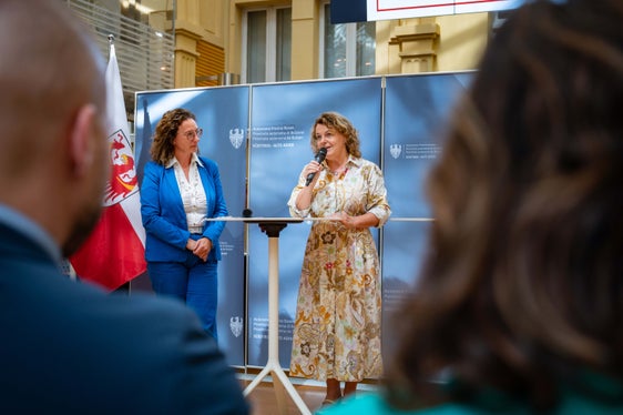 “Le nuove segretarie e i nuovi segretari comunali saranno un punto di riferimento giuridico importante, ma anche un motore dell'attività amministrativa dei Comuni, a beneficio dell’intera cittadinanza”, ha detto la vicepresidente della Provincia autonoma di Bolzano, Rosmarie Pamer, qui con la vicesegretaria generale Markart. (Foto: USP/Greta Stuefer)