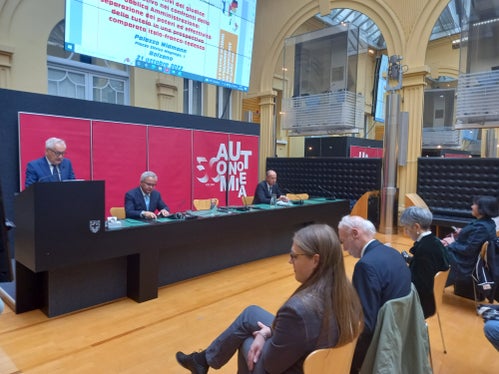 Der Innenhof des Palais Widmann ist heute Treffpunkt für Verwaltungsrichter aus drei Ländern. Am Podium (von links) Angelo de Zotti, Eros Magnago, Generalsekretär des Landes, und Michele Menestrina (Foto: LPA)