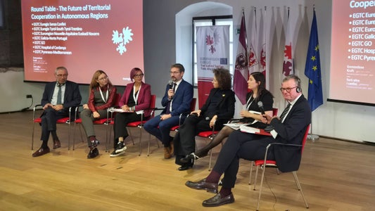 Runder Tisch mit den EVTZ-Direktorinnen und Direktoren: (von links) Xavier Conill (Cerdanya), Aldara Vázquez Rodriguez (Galicia-Norte Portugal), Romina Kocina (GO), Xavier Bernard Sans (Pyrenees-Mediterranean), Elisa Bertò (Tirol-Südtirol-Trentino) Leyre Azcona Sanz de Galdeano (Nouvelle-Aquitaine Euskadi Navarra) und Moderator Jens Woelk (Universität Trient) (Foto: Euregio/Armin Gluderer)