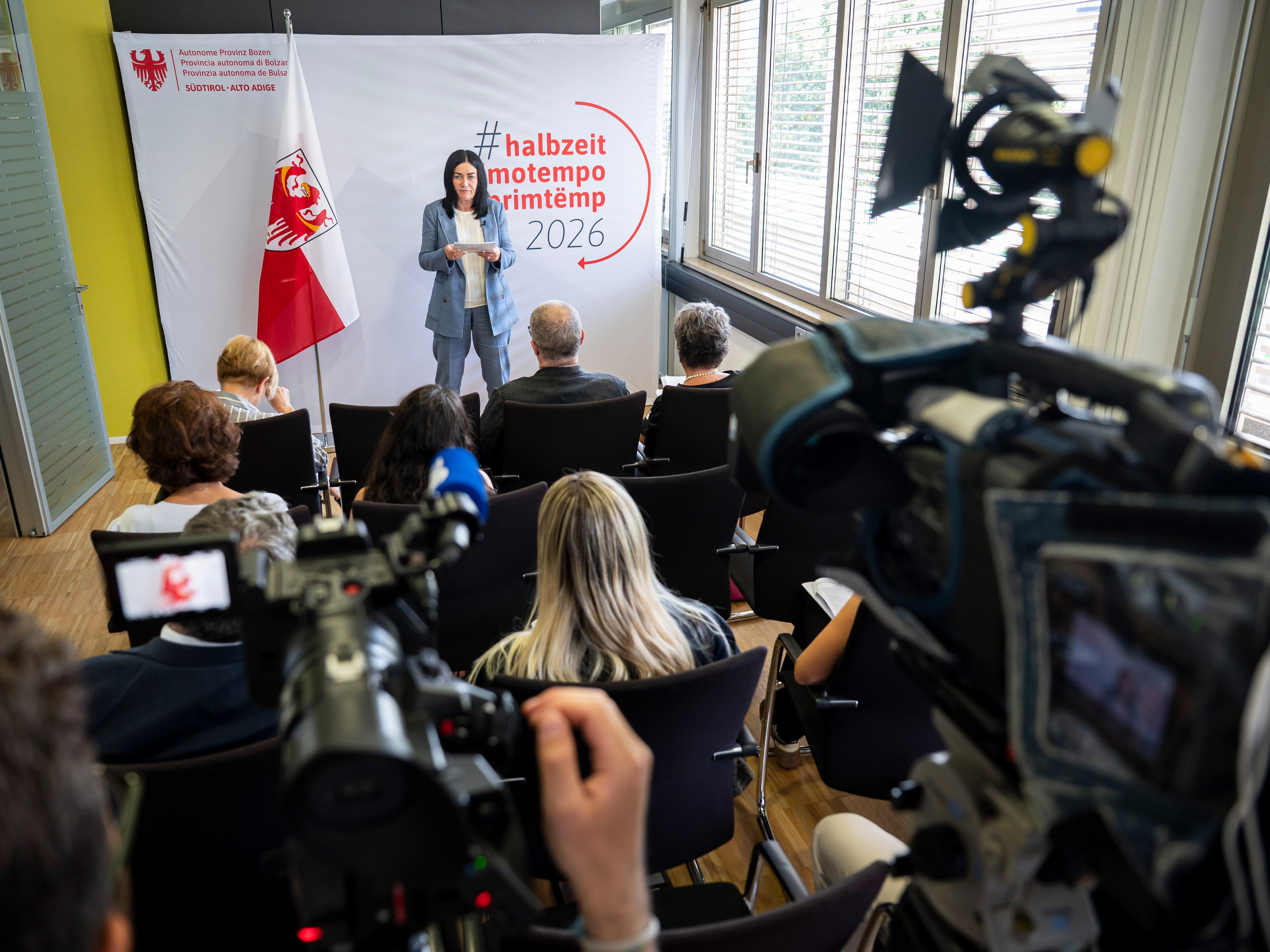 Landesrätin Ulli Mair nahm bei der #halbzeit-Pressekonferenz auch zu den überhitzten Preisen am Wohnmarkt Stellung: Um das Problem an der Wurzel zu packen, müssen wir die&nbsp;Ausweisung&nbsp;neuer&nbsp;Wohnbauzonen&nbsp;jetzt rasch vorantreiben. In den nächsten 10 Jahren brauchen wir mindestens 20.000 neue Wohneinheiten in Südtirol, sagte sie. (Foto: LPA/Fabio Brucculeri)