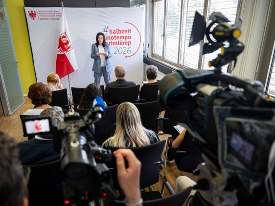 Landesrätin Ulli Mair nahm bei der #halbzeit-Pressekonferenz auch zu den überhitzten Preisen am Wohnmarkt Stellung: "Um das Problem an der Wurzel zu packen, müssen wir die&nbsp;Ausweisung&nbsp;neuer&nbsp;Wohnbauzonen&nbsp;jetzt rasch vorantreiben. In den nächsten 10 Jahren brauchen wir mindestens 20.000 neue Wohneinheiten in Südtirol", sagte sie. (Foto: LPA/Fabio Brucculeri)